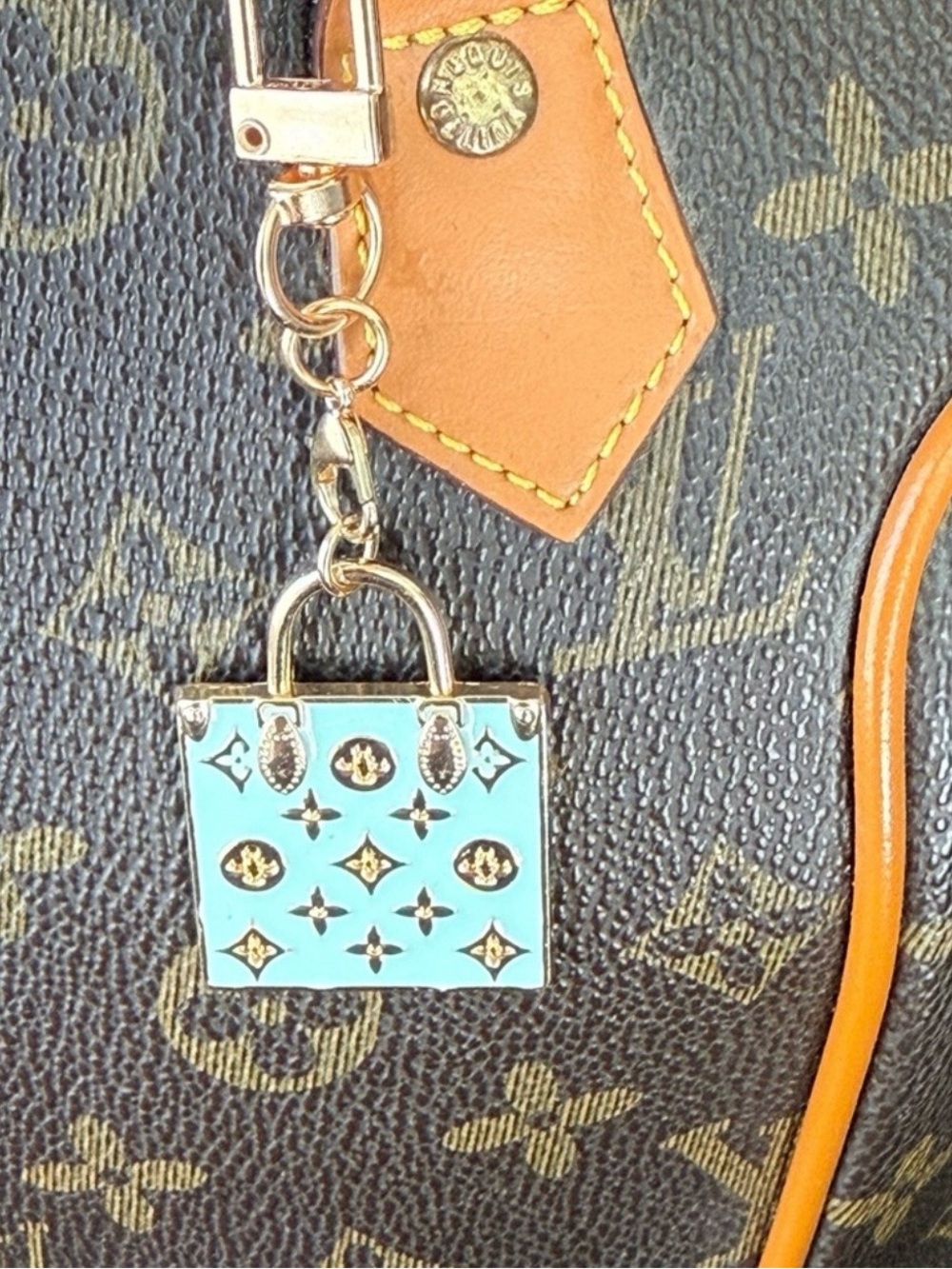Louis Vuitton EUC stamped Mini
Bag Charm/Keychain/
Tiffany Blue & Gold - Picture 5 of 8